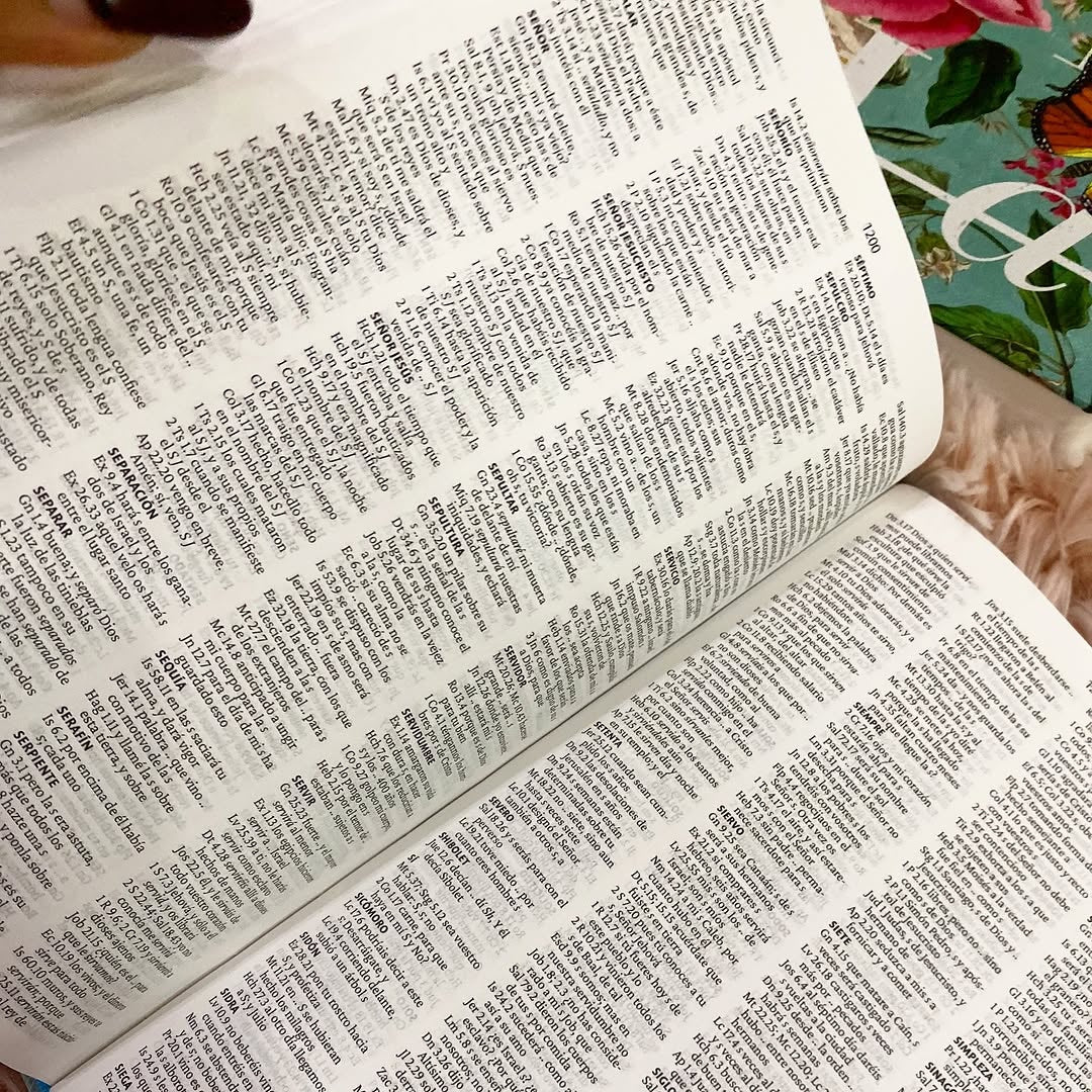 Biblia tapa dura floreada letra grande 10 puntos versión RV1960 con concordancia
