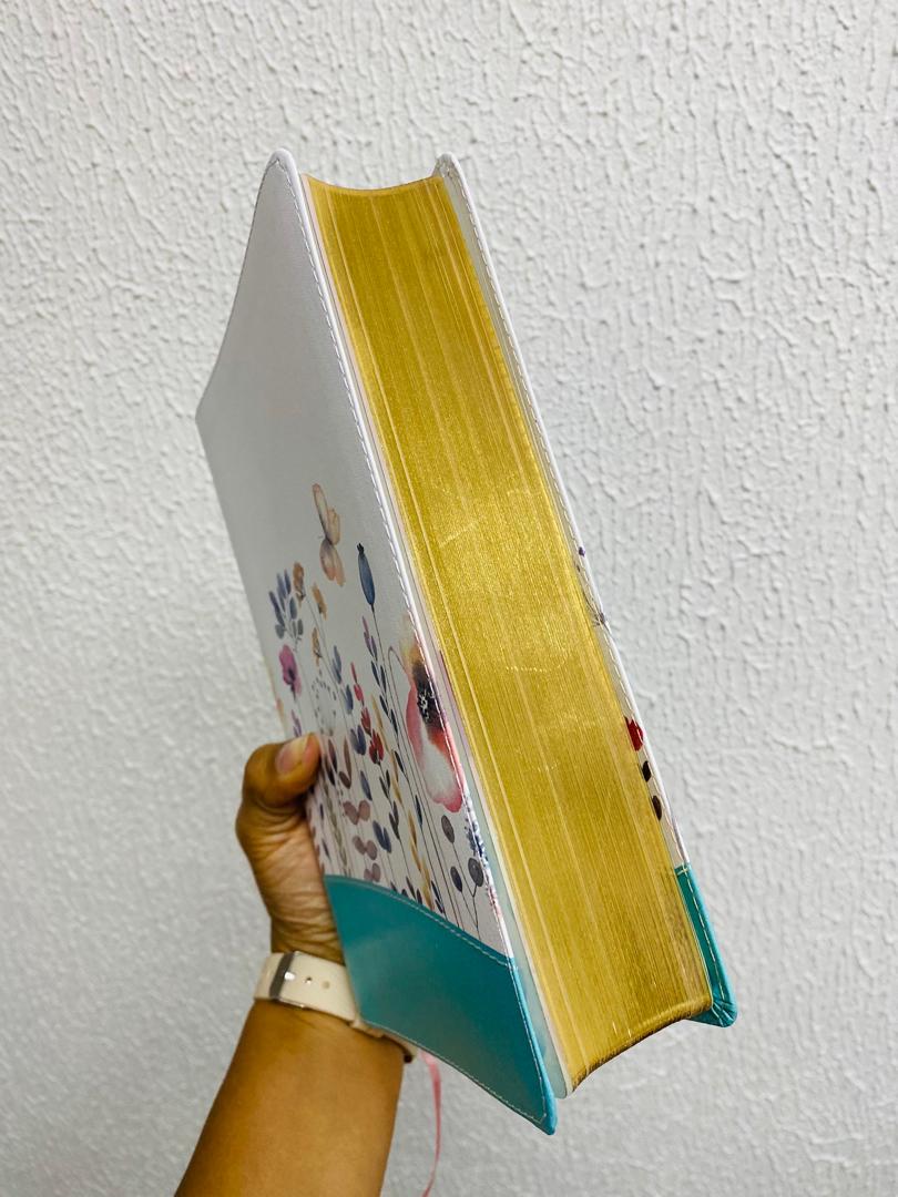 Biblia con devocional de la mujer conforme al corazón de Dios en símil piel canto dorado versión RV1960