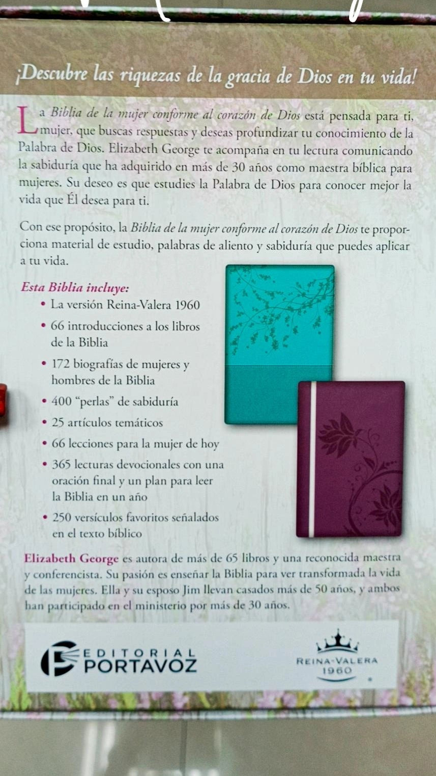 Biblia con devocional mujer conforme al corazón de Dios en símil piel canto plateado versión RV1960