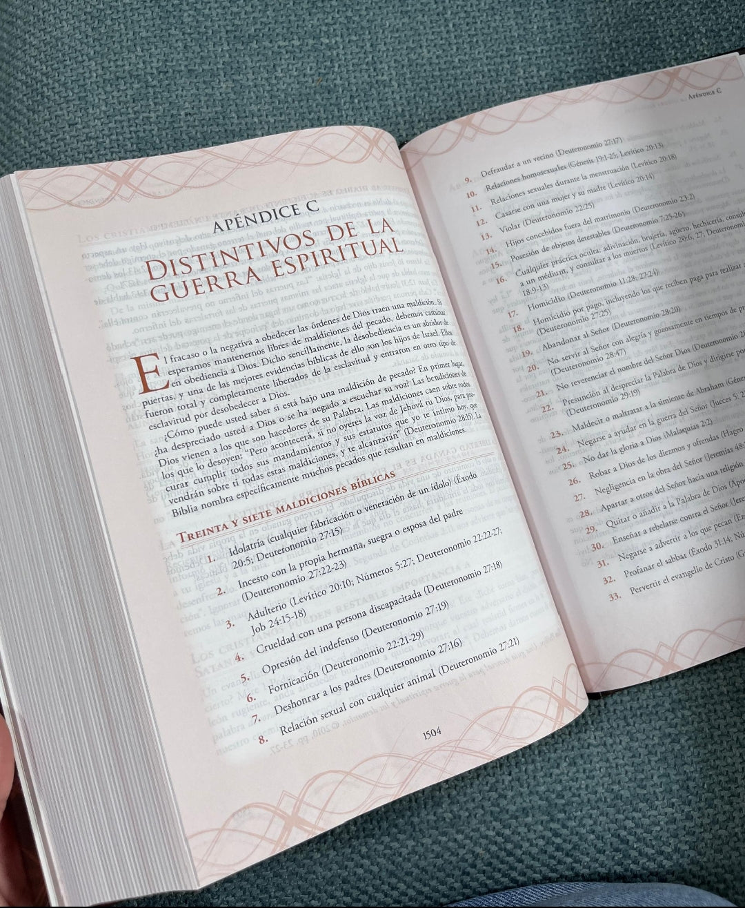 Biblia de estudio guerra espiritual en tapa dura versión RV1960