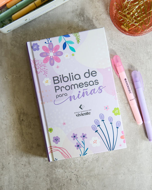 Biblia de promesas para niñas versión NTV en tapa dura ilustrada y promesas marcadas