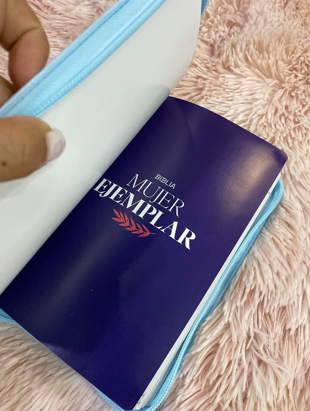 Biblia letra grande versión TLA canto plateado con estudios bíblicos