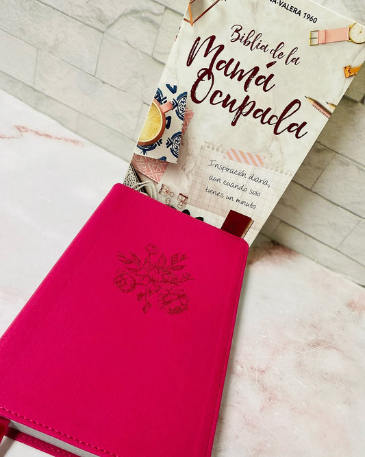 Biblia con devocional mamá ocupada en símil piel versión RV1960 letra grande