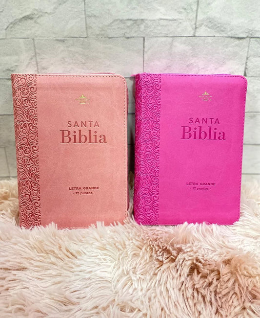 Biblia mediana con letra 12 puntos versión RV1960 color fucsia con cierre y canto dorado con concordancia