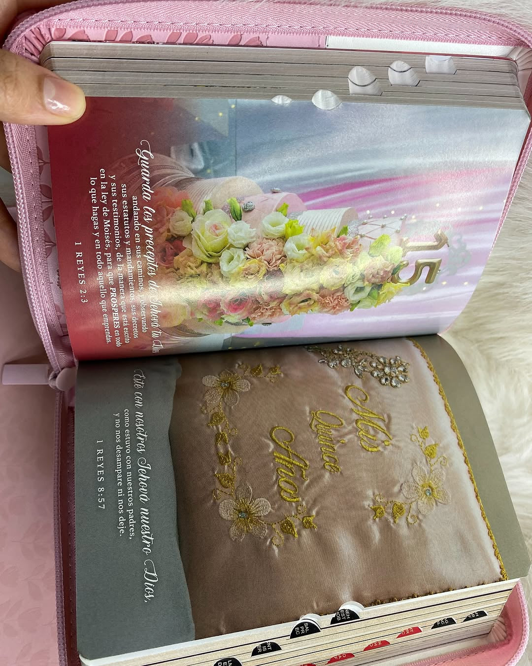 Biblia de quinceañeras en caja para regalos versión RV1960 con cierre índice e ilustrada
